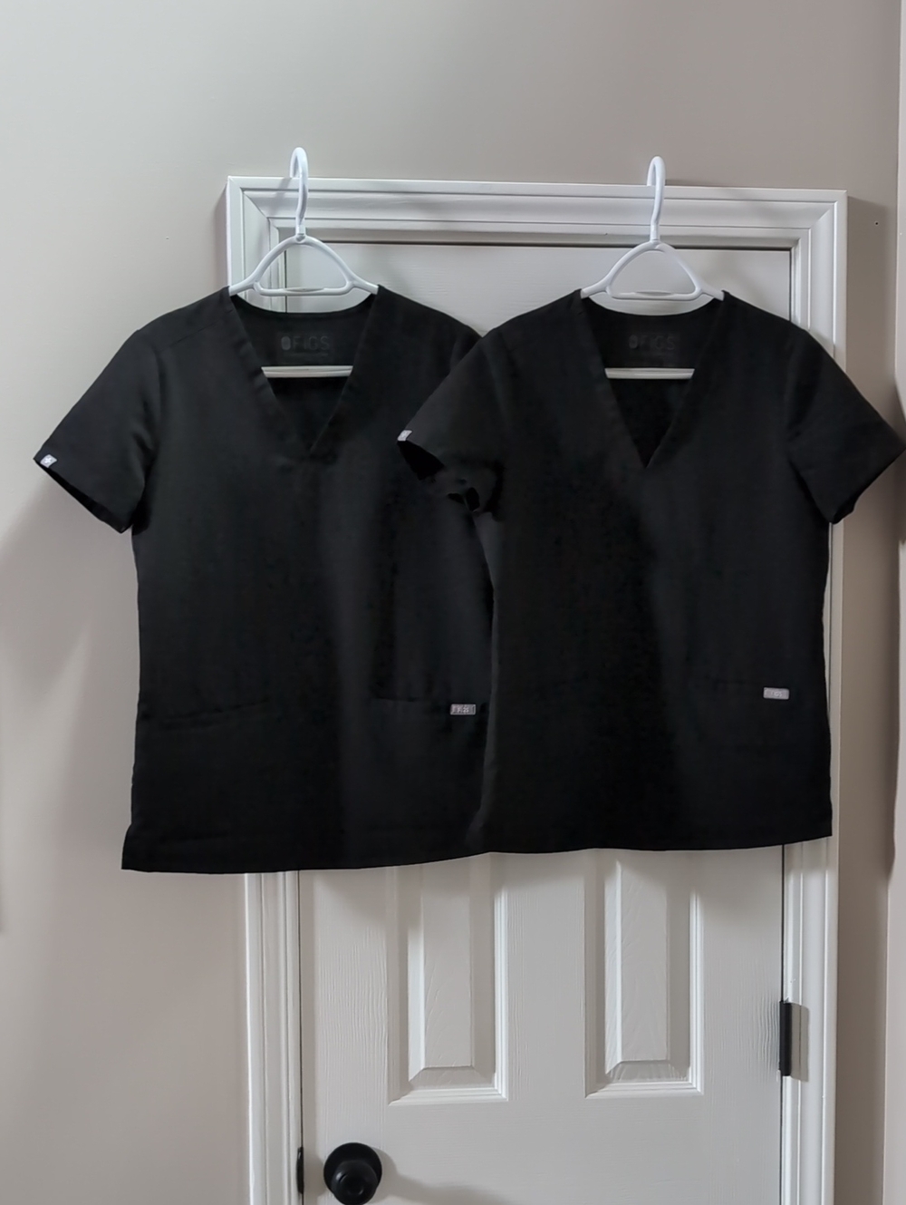 2 Figs Black Casma Three-Pocket Scrub Tops In XS